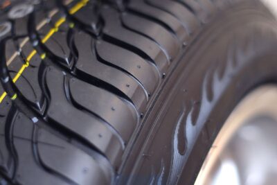 Comparativa de llantas Kumho vs. Firestone: rendimiento, consumo y agarre