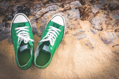 Outfits para hombre con tenis verdes: cómo usar un color diferente sin perder estilo