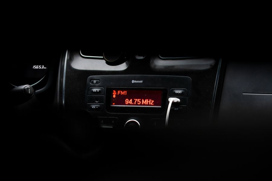 Autoestéreo con pantalla y CarPlay inalámbrico
