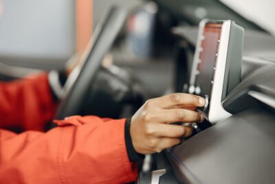 Autoestéreo pantalla táctil vs con botones: cuál conviene según cómo manejas