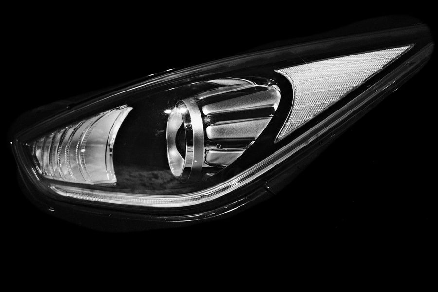Faro proyector de coche moderno
