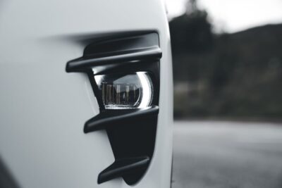 Faro proyector vs reflector: diferencias de iluminación y cuál le queda a tu carro