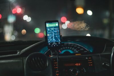 Android Auto vs Apple CarPlay: qué cambia en el uso diario y qué autoestéreo elegir