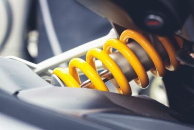 Amortiguadores originales vs aftermarket: cómo comparar la calidad real de cada opción