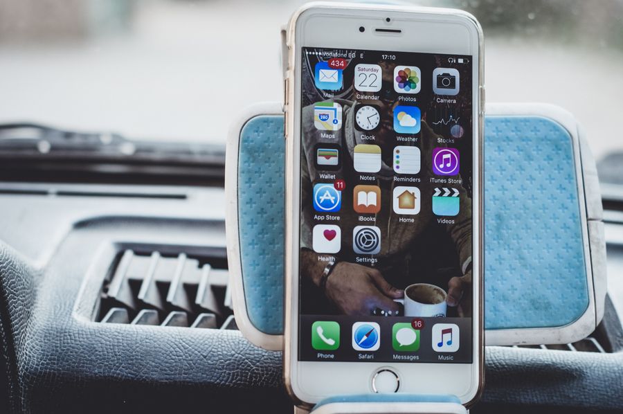 Smartphone en coche con Android Auto y Apple CarPlay